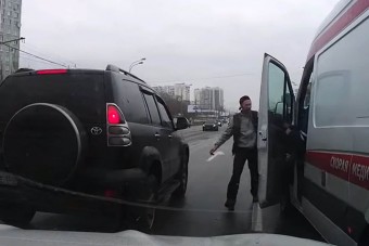 A nép tanította móresre a mentővel balhézó taxist