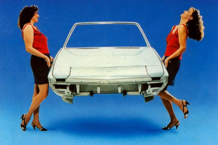 A Fiat X1/9 könnyű, alumíniumbél készült orr-részének előnyeit illusztrálja ez a korabeli reklám