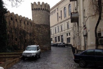 Ez nem vicc, ezen a szűk helyen F1-es autónak kell elfordulnia