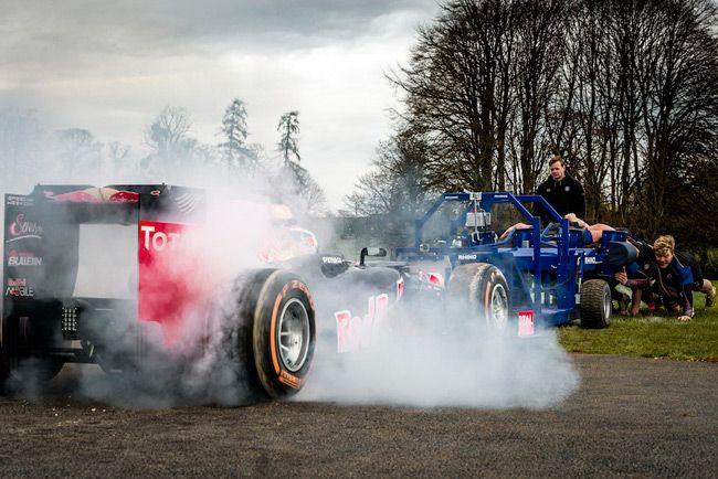 A valaha volt legfurcsább birkózás F1-es autóval