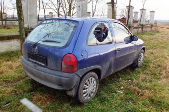 Lopott baltával verték be egy autó ablakát Gyulán