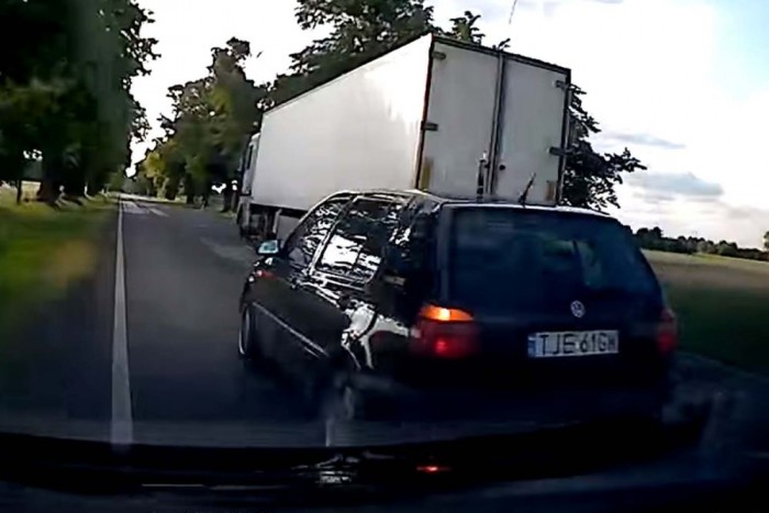 A gyorshajtó tahó és a birka találkozása mindig életveszélyes