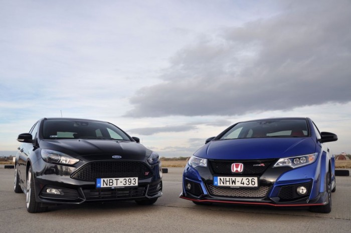 Összehasonlító teszt: Ford Focus ST-Honda Civic Type R 1 Sokkal vadabb a CTR külseje, közútra szabadult versenyautóként hat. Amit látunk rajta, az funkcionális, nem öncélú designelem. Az ST egy menő kerékszettes Focusnak tűnik, sokkal könnyebb vele meglepetést okozni
