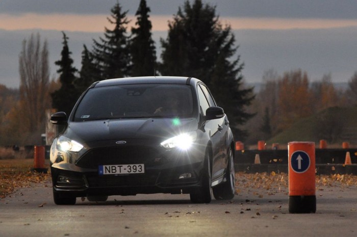 Összehasonlító teszt: Ford Focus ST-Honda Civic Type R 6 Nincs önzáró differenciálmű az ST-hez, ami a Civicnek sokat segít, amikor komolyra fordul a helyzet zárt pályán