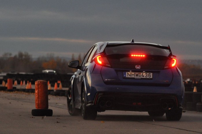 Összehasonlító teszt: Ford Focus ST-Honda Civic Type R 7 Gumifejlesztés közben a CTR prototípusa 7:50,63-as űridőt repesztett a Nürburgringen. A SEAT Leon Cupra 280 Performance csomaggal 7:58,44 percet ért el, amire a Renault a kétüléses Mégane R.S. 275 Trophy-R 7:54,36-os idejével vágott vissza. A Honda lehajtható üléstámlával és csomagtérrel gyorsabb a Ferrari F430-nál