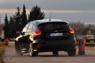 Összehasonlító teszt: Ford Focus ST-Honda Civic Type R 105