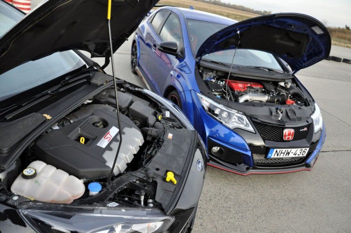 Összehasonlító teszt: Ford Focus ST-Honda Civic Type R 2 Kétliteres, közvetlen befecskendezéses, változó szelepvezérléses motorokat tölt az egyetlen, fix lapátgeometriájú turbófeltöltő. Az eredmény 250 LE és 360 Nm az ST, 310 LE és 400 Nm a Civic esetében. Részleteiben a CTR motorja fejlettebb