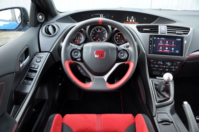 Összehasonlító teszt: Ford Focus ST-Honda Civic Type R 9 | Vezess Csupán 40 mm a Honda váltóútja két fokozat között és alacsonyabb az üléshelyzet is