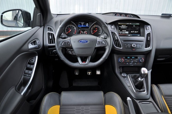 Összehasonlító teszt: Ford Focus ST-Honda Civic Type R 5 Nagyon sokig kellene keresnünk elsőkerék-hajtású autót ennyire eltalált kormányzással, ami nem a Fiesta ST