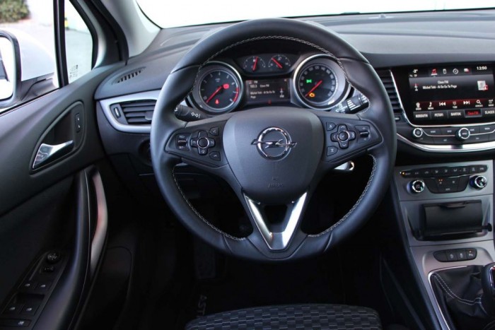 Az Enjoy felszereltség része a bőrborítású kormány, a könyöktámasz, valamint az érintőképernyők központi kijelző, magánvásárlóknak ajánlott legalább ezeket az extrákat megrendelni az autóhoz. 