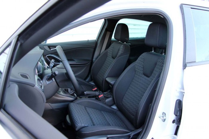 A felárért rendelhető sportülés hasznos extra, főleg ha hosszabb utakra is vállalkozunk. 170 000 forint, ennyit bőven megér, hiszen az autóban töltött minden másodpercben használjuk. 