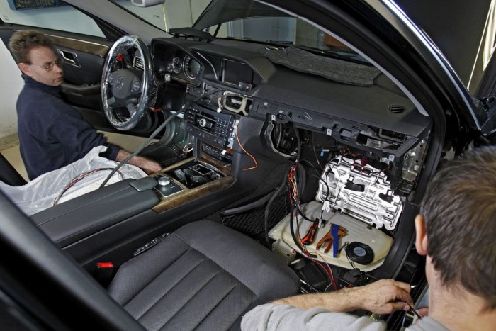 Car-Őrt szerelnek egy W212-be