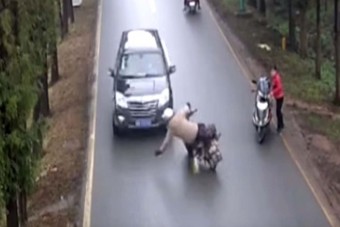 Megrázó videó egy kőkemény balesetet túlélő motorosról