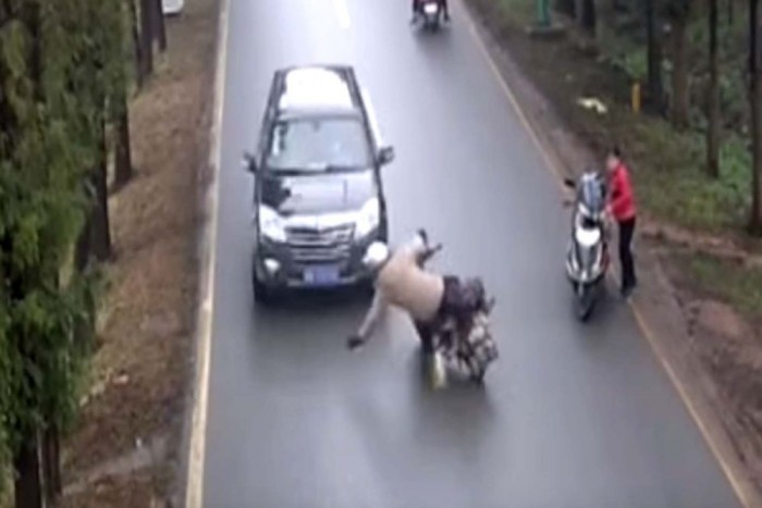 Megrázó videó egy kőkemény balesetet túlélő motorosról
