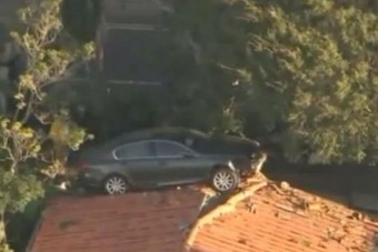 Háztetőn landolt a luxusautó