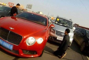 Térden állva könyörgött a bentley-s bocsánatáért