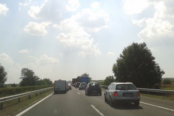 Baleset, dugó az M7-esen