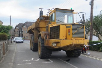20 tonnás dömperrel menekült a rendőrök elől
