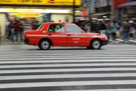 Tokióban és más kelet-ázsiai városokban is uralják az utcaképet az ősöregnek tűnő, de ma is gyártott taxik. Kipróbáltuk a Toyota Crownt