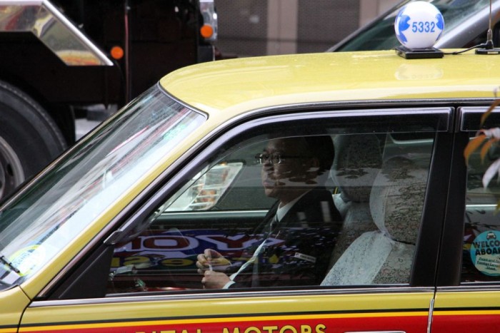 Ez lehet a világ legmegbízhatóbb autója 2 Középkorú, szenvtelennek tűnő férfiak vezetik a taxikat, elegáns öltözékkel és makulátlan autóval megtisztelve az utasokat. Itthon is van erre sok jó példa, de a személyszállítás ottani kultúrája zavarba ejtő