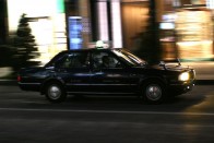 Szintén hátsókerék-hajtású a fő konkurens, a Nissan Cedric