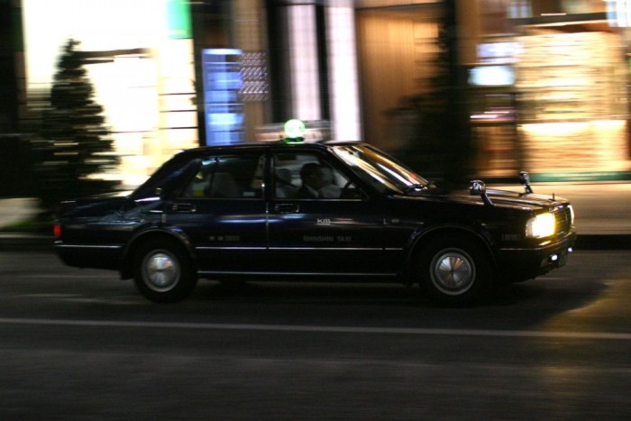Szintén hátsókerék-hajtású a fő konkurens, a Nissan Cedric