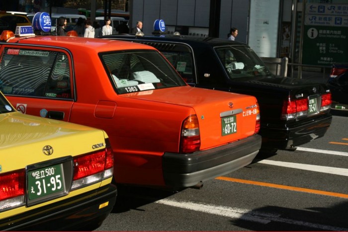 Ez lehet a világ legmegbízhatóbb autója 9 A sárga és a fekete a Crown, a narancssárga taxi egy Toyota Crown Comfort. A hátsó lámpa formája azonosnak tűnik, a csomagtérfedélen lévő lámpabetétek térnek el