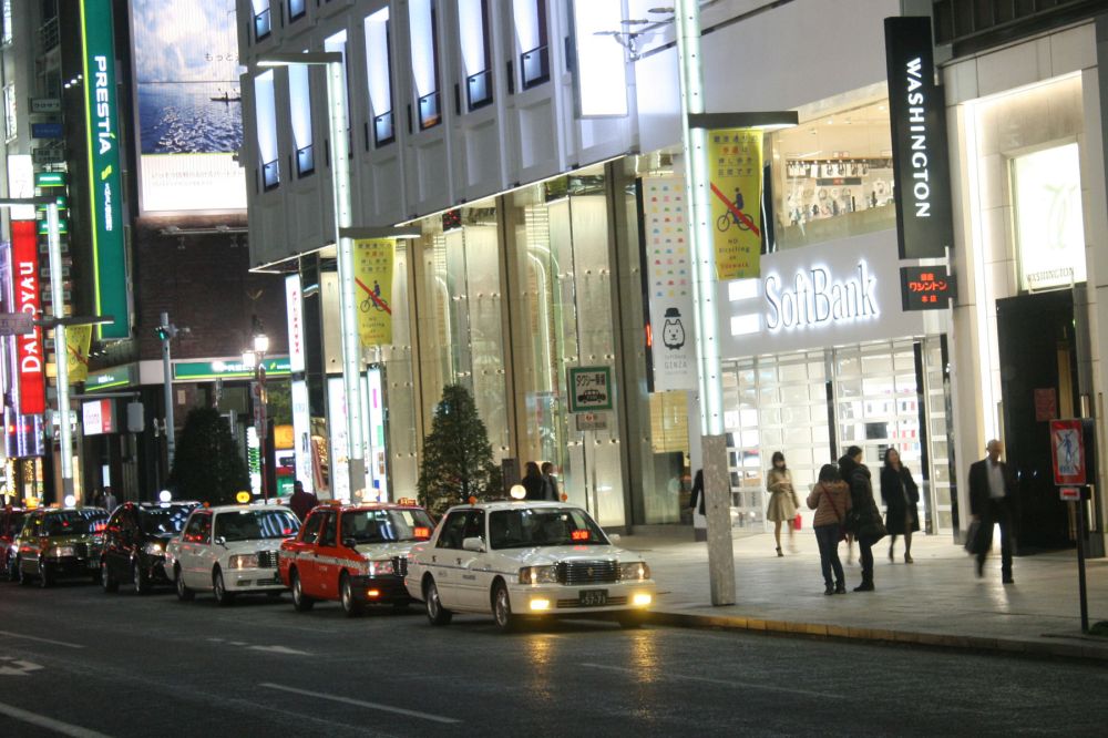 Ez a Ginza negyed, Tokió központjában. Ezen a részen éjjel sem áll le a pörgés