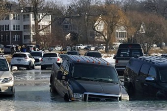 A befagyott tó jegén parkoltak, rossz ötlet volt