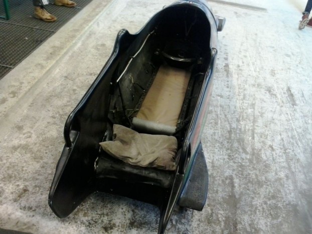 4,5 g-vel tolja a fejed a gyomrodba, 105 km/h a vége, mi az? 12 | Vezess Ilyen spártai egy négyszemélyes versenybon utastere