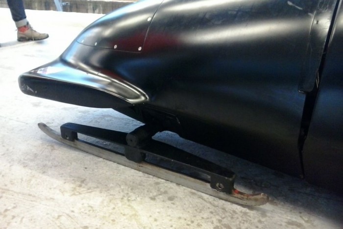 4,5 g-vel tolja a fejed a gyomrodba, 105 km/h a vége, mi az? 14 | Vezess A versenybob orra, spoilerrel, korcsolyatalppal. rugózás nélkül