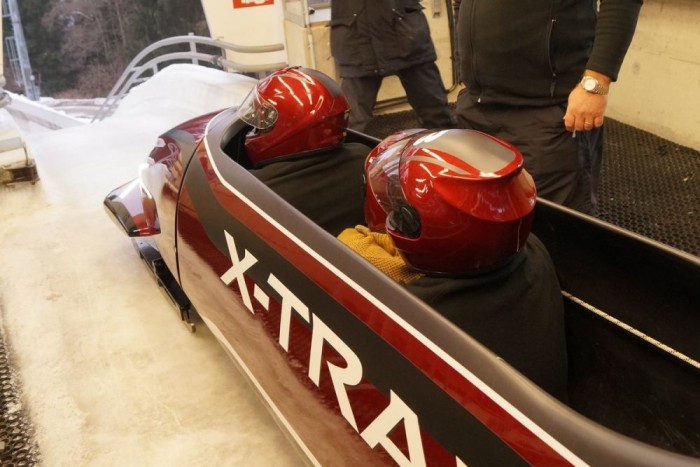 4,5 g-vel tolja a fejed a gyomrodba, 105 km/h a vége, mi az? 7 | Vezess A hétüléses PR-bob oldalfalát a versenybobokénál magasabbra húzták, biztonsági okokból