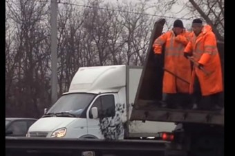 Ez az útjavítás szomorú és nevetséges szintje