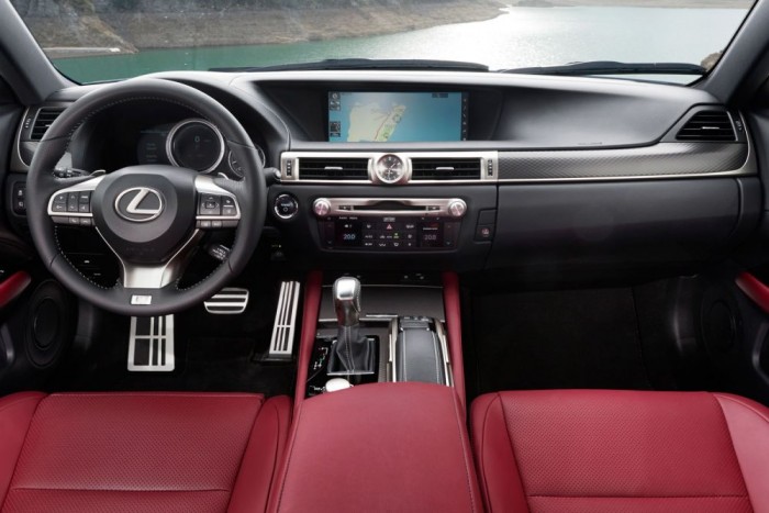 Vezettük: Lexus GS 2016 4 Merész színösszeállításokat is kínál a GS. A középső kijelző átlója 12,3 coll, mostantól teljes képernyős üzemmódja is van