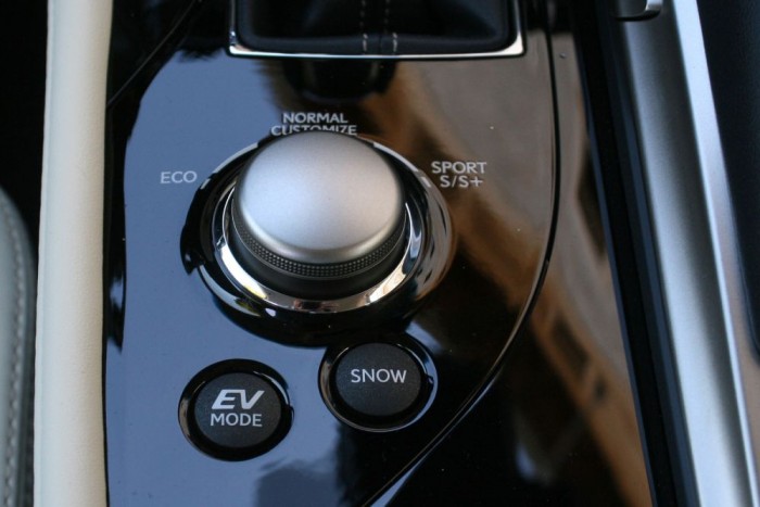 Vezettük: Lexus GS 2016 8 Új az egyéni, Customize üzemmód. EV-módban a számítógépet felülírva, csak hajtó villanymotorjával suhan az autó. a füstmentes haladást kis gázzal a többi hibridmódban is elő lehet idézni városban