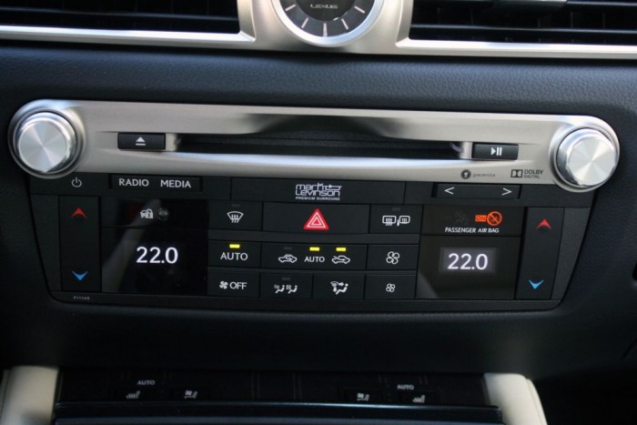 Vezettük: Lexus GS 2016 5 Furcsa kontraszt a bumfordi fűtéspanel és az élményszerűen kidolgozott, highend audiorendszereket idéző forgatógomb a Mark Levinson-hifihez