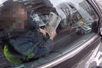 Kerékpársávon állt, szexlapot olvasott a Merci sofőrje