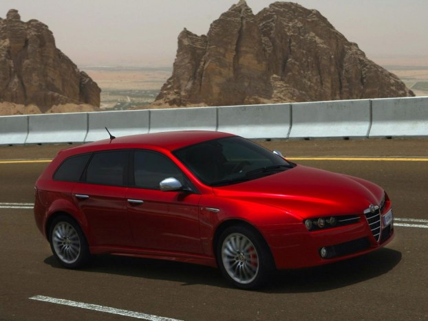 TOP 10 – Ezekről a vad kombikról álmodnak a családapák 2 Alfa Romeo 159 3.2 JTS Q4 - Az olasz, amibe még a németek se tudnak belekötni. A 159 a sárnehéz autók korának fia, a masszív bunkerérzés nagykövete, csodálatos formába csomagolva, sportkombikhoz méltóan szűkebb 405 és 1235 liter között variálható puttonnyal.
Egy feltűnő színnel még ma is mindenki utánafordul, de ha a 3,2 literes V6-os dolgozik az orrban összkerékhajtással, akkor nem tart sokáig a bámészkodás, mert még a közel 1,8 tonna is képes tisztességes tempóval elrugaszkodni.
Oké, a motor már nem a legendás Busso V6, de 260 lóereje és 332 Nm nyomatéka a forma mellett elég érv ahhoz, hogy az Alfa Romeo 159 felkerüljön a listára.