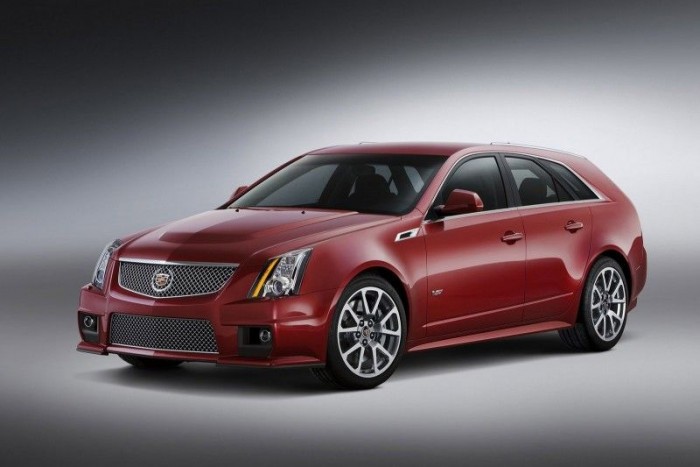 TOP 10 – Ezekről a vad kombikról álmodnak a családapák 7 Cadillac CTS-V Wagon - (6,2, 15,7 l/100 kilométer, 564 LE) Aki röfögő V8-asról, pokoli teljesítményről, és hamisítatlan amerikai hangulatról álmodik a kispárnára száradt nyállal, annak ez a Cadillac hozza le a gyönyört.
A Corvette ZR-1 motorjával, mágnesezéssel állítható lengéscsillapításával, 380 milliméteres kerámia féktárcsákkal a CTS-V-t komolyan kell venni, amit a 7:59,32 perces nürburgringi köridő is jelez. Mire begyakorolod a 4,2 másodperces időt százig, elfogy jó pár hátsó gumi és a kéttárcsás kuplungból is kellhet néhány