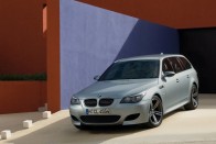 BMW M5 Touring - Jöjjön a totális őrület, a klasszikus családi kombik legelvetemültebb képviselője, a szívekben tüzet szító bajor pusztító, amiben a cefréből pálinkát gyárt a félelem, mire a főzőbe érsz. 

A V10-es az Év Motorja, hétfokozatú SMG váltó és 1650 literes csomagtér, 507 lóerő. A A 8250-et forgó F1-es motorokat idéző benzinzabáló 520 newtonméteres nyomatékot szolgáltat, és a kombit 4,8 másodperc alatt katapultálja 100 km/órára, ami csak 0,1 másodperccel rosszabb a limuzin értékénél.