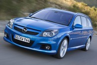 Opel Vectra OPC - Kezdjük a lényeggel: a 255 lóerős OPC érdekessége, hogy 260-at megy, ne érezze magát annyira jól a belső sávban a sok Audi, BMW és Mercedes. Ez már épp elég érv, de mindezek mellett a kocsi tökéletes báránybőrbe bújt farkas. 

Kevesen néznek ki egy tíz év körüli átlagos Opel kombiból ekkora erőt, és a csodálkozó pillantások begyűjtése külön öröm lehet a volán mögött. A 2,8 literes V6-os blokk 250 lóerős teljesítményről indult de 2006 után már 280 lóerővel hagyták el a gyárkaput. 

Az  530 literes alaphelyzetű csomagtartó 1850 literig bővíthető.