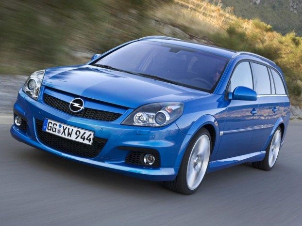 TOP 10 – Ezekről a vad kombikról álmodnak a családapák 3 Opel Vectra OPC - Kezdjük a lényeggel: a 255 lóerős OPC érdekessége, hogy 260-at megy, ne érezze magát annyira jól a belső sávban a sok Audi, BMW és Mercedes. Ez már épp elég érv, de mindezek mellett a kocsi tökéletes báránybőrbe bújt farkas.
Kevesen néznek ki egy tíz év körüli átlagos Opel kombiból ekkora erőt, és a csodálkozó pillantások begyűjtése külön öröm lehet a volán mögött. A 2,8 literes V6-os blokk 250 lóerős teljesítményről indult de 2006 után már 280 lóerővel hagyták el a gyárkaput.
Az 530 literes alaphelyzetű csomagtartó 1850 literig bővíthető.