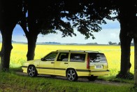 Volvo 850 T5-R: A családi kombiból faragott bitang svéd igazi veszett vad, ráadásul itthon fellelhetetlen. Mégis helyet kapott a listában, mert kombi nem ugrott úgy kerékvetőn, mint az ebbe a formába öntött túraautó verzió. 

A 243 lóerős teljesítmény mellé hatalmas csomagtérrel (790-1585 l), kényelmes ülésekkel, extrákkal alaposan megtömött autót kapunk, és ha lemondunk pár tucat lóerőről a Volvo 850 T-5 is hasonló élményt nyújthat, csak kevésbé eszeveszett körítéssel.