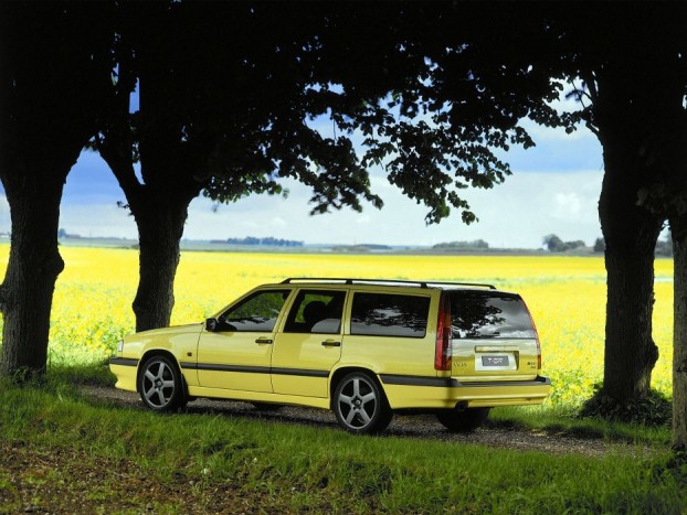 TOP 10 – Ezekről a vad kombikról álmodnak a családapák 4 Volvo 850 T5-R: A családi kombiból faragott bitang svéd igazi veszett vad, ráadásul itthon fellelhetetlen. Mégis helyet kapott a listában, mert kombi nem ugrott úgy kerékvetőn, mint az ebbe a formába öntött túraautó verzió.
A 243 lóerős teljesítmény mellé hatalmas csomagtérrel (790-1585 l), kényelmes ülésekkel, extrákkal alaposan megtömött autót kapunk, és ha lemondunk pár tucat lóerőről a Volvo 850 T-5 is hasonló élményt nyújthat, csak kevésbé eszeveszett körítéssel.