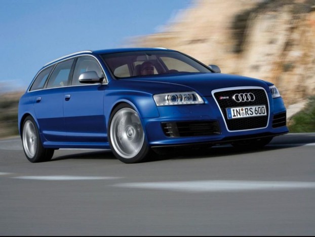 TOP 10 – Ezekről a vad kombikról álmodnak a családapák 8 Audi RS6 Avant - 5,2 literes V10-es motor 580 lóerő, 650 Nm nyomaték, ami már 1500-as fordulattól rendelkezésre áll. Nem az a végtelenbe üvöltő farológép, mitn az M5, inkább teret görbítő expressz mozdony a belső sávba. Télen-nyáron.
A gyári adatok szerint 4,6 másodperc alatt érheti el a 100 km/h-s sebességet, és 14,9 másodperccel az indulás után már 200 km/óra a tempó.
Ha az Alfa Romeo 159 nehézsúlyú, akkor az Audi a valódi ólomláb, üresen 2025 kilogrammot nyom. Az RS6 Avant 565 literes csomagtere a hátsó ülések lehajtásával 1660 literesre növelhető, tehát sok bármit vihetünk bárhová, iszonyat gyorsan.