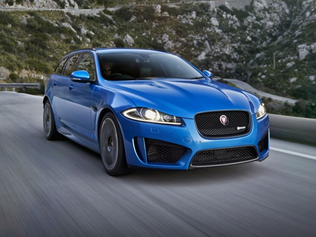 TOP 10 – Ezekről a vad kombikról álmodnak a családapák 10 Jaguar XFR-S - Végül az elrugaszkodott álmok egyik legvadabbja. Egy szuperkombi, ami közel sem német, de mégis a nagy ellenfelek skalpjára vadászik. Hangja, karaktere, megjelenése, exkluzivitása kiemeli a mezőnyből.
Ötliteres, kompresszoros V8-as motorjának teljesítménye eléri az 550 lóerőt, legnagyobb forgatónyomatéka 680 Nm. A hátsó kerekeket nyolcfokozatú ZF sebességváltón keresztül hajtja a blokk, a modell a hírek szerint 4,6 másodperc alatt éri el a 100 km/óra sebességet.