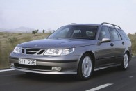 Saab 9-5 2.3 T - Titkos favorit a mára ritka, már a GM szárnyai alatt bevezetett típus. A 9-5 pedig tipikusan jó példája a svéd márka sugározta képnek, biztonságos, jól felszerelt, és olyan különc apróságokat kínál, amitől könnyen különlegesnek érezhetjük magunkat. Négyhengeres turbómotorja 2004-től már 220 lóerős teljesítményt adott le, de az Aero modellekben már 250 lóerő gyötörte az első kerekeket.Ahogy egy Saab-hoz illik ez volt az egyik legbiztonságosabb autó a piacon, az első NCAP törésteszt 1998-ban négy, a második, 2004-ben már ötcsillagos lett.