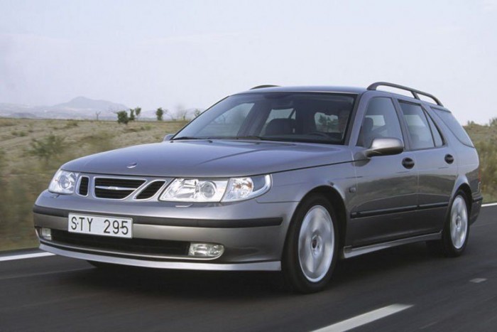 TOP 10 – Ezekről a vad kombikról álmodnak a családapák 1 Saab 9-5 2.3 T - Titkos favorit a mára ritka, már a GM szárnyai alatt bevezetett típus. A 9-5 pedig tipikusan jó példája a svéd márka sugározta képnek, biztonságos, jól felszerelt, és olyan különc apróságokat kínál, amitől könnyen különlegesnek érezhetjük magunkat. Négyhengeres turbómotorja 2004-től már 220 lóerős teljesítményt adott le, de az Aero modellekben már 250 lóerő gyötörte az első kerekeket.Ahogy egy Saab-hoz illik ez volt az egyik legbiztonságosabb autó a piacon, az első NCAP törésteszt 1998-ban négy, a második, 2004-ben már ötcsillagos lett.