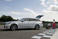 Mercedes-Benz E63 AMG Estate - Az erős kombik válogatásából nem maradhat ki a német prémium trió harmadik tagja, a Mercedes sem. Sőt, ha a mély, recsegve induló, öblös ordítássá erősődő motorhang alapján választunk, akkor nincs más lehetőség, csak a 6,3 literes V8-as motorral szerelt E-osztály. 

525 lóerő, 630 Nm nyomaték, 4,6 másodperces gyorsulás százra, és ráadásul az egyik legnagyobb csomagtér, 695 liter az alap 1950 a vég ledöntött ülésekkel.