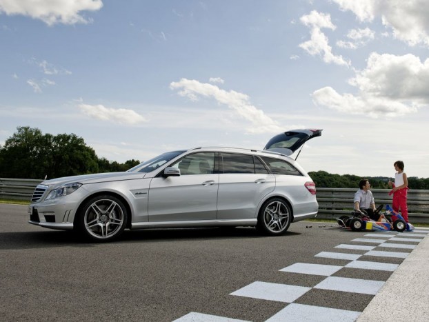 TOP 10 – Ezekről a vad kombikról álmodnak a családapák 9 Mercedes-Benz E63 AMG Estate - Az erős kombik válogatásából nem maradhat ki a német prémium trió harmadik tagja, a Mercedes sem. Sőt, ha a mély, recsegve induló, öblös ordítássá erősődő motorhang alapján választunk, akkor nincs más lehetőség, csak a 6,3 literes V8-as motorral szerelt E-osztály.
525 lóerő, 630 Nm nyomaték, 4,6 másodperces gyorsulás százra, és ráadásul az egyik legnagyobb csomagtér, 695 liter az alap 1950 a vég ledöntött ülésekkel.